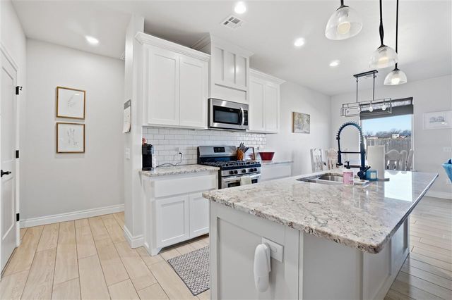 214 NW Sandstone Ave, Cache, OK 73527