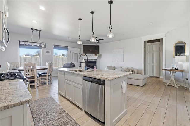 214 NW Sandstone Ave, Cache, OK 73527