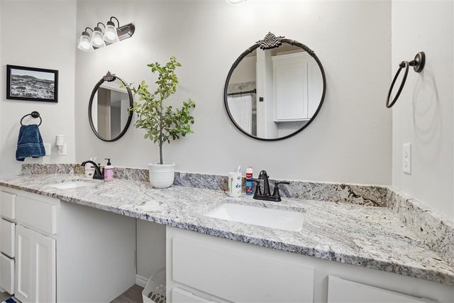 214 NW Sandstone Ave, Cache, OK 73527