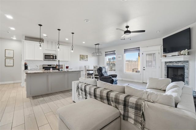 214 NW Sandstone Ave, Cache, OK 73527