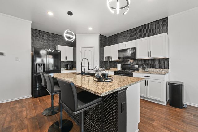 405 W Andover LN, Uhland, TX 78640