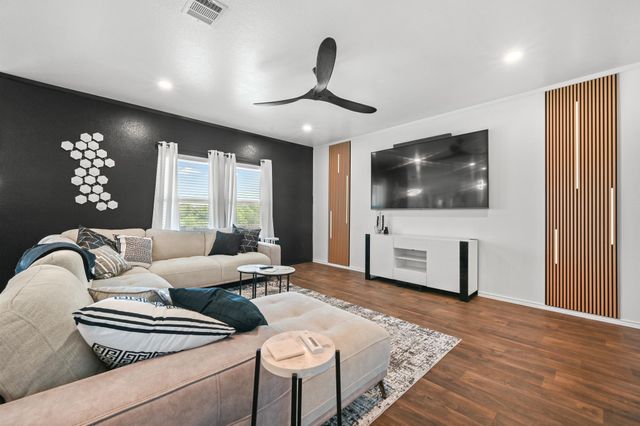 405 W Andover LN, Uhland, TX 78640