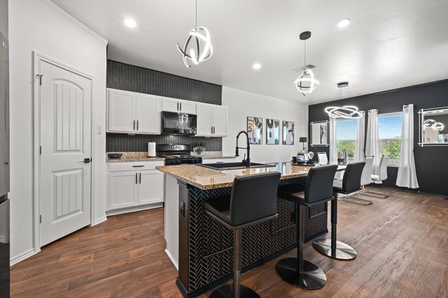 405 W Andover LN, Uhland, TX 78640