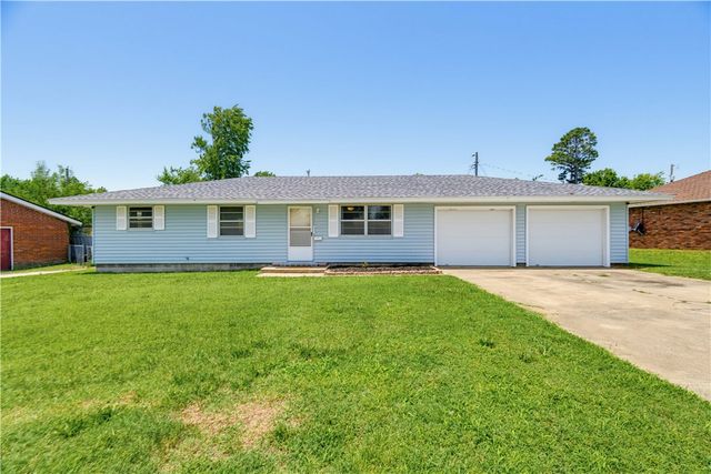 920 N 11th Street, Rogers, AR 72756