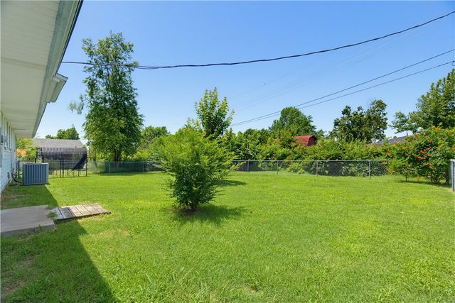 920 N 11th Street, Rogers, AR 72756