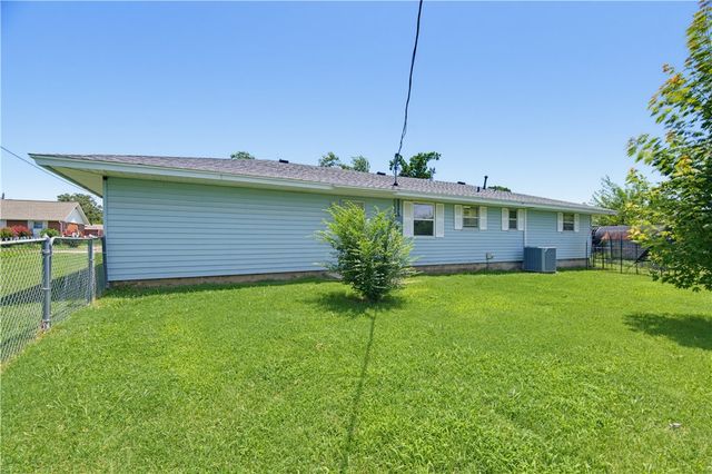 920 N 11th Street, Rogers, AR 72756
