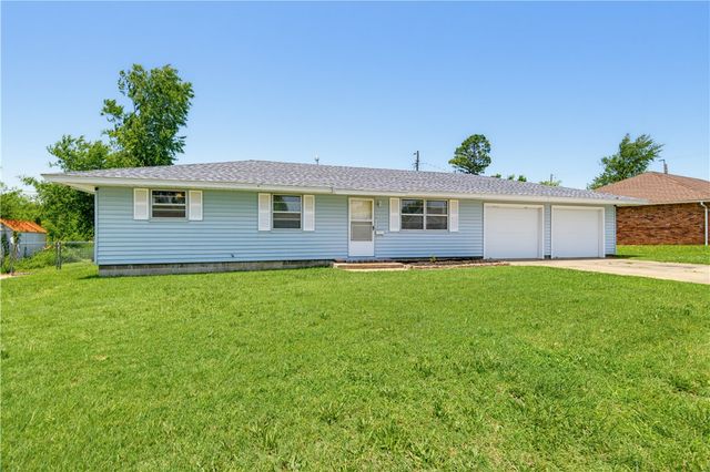920 N 11th Street, Rogers, AR 72756