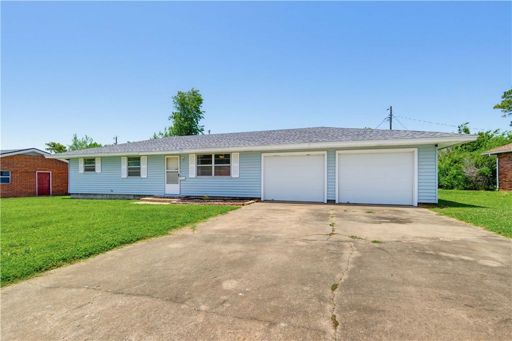 920 N 11th Street, Rogers, AR 72756