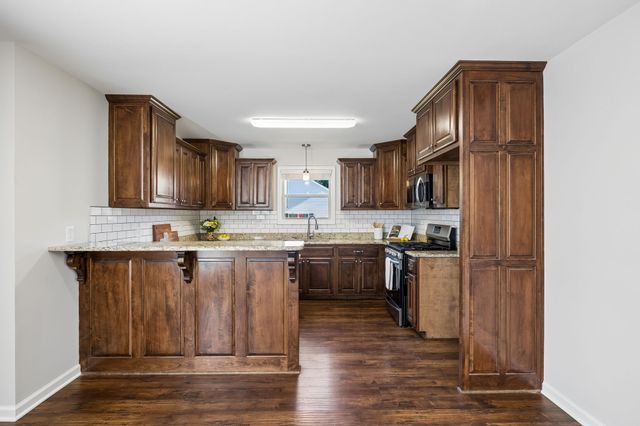 525 Bob Perry Rd, Bethpage, TN 37022