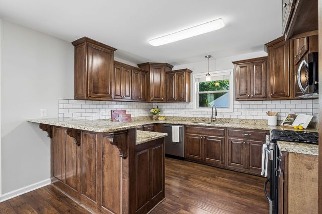 525 Bob Perry Rd, Bethpage, TN 37022