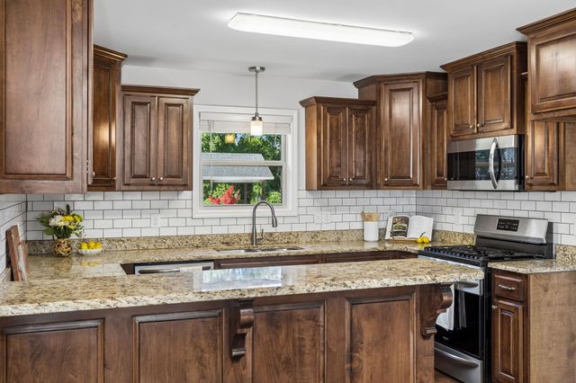 525 Bob Perry Rd, Bethpage, TN 37022