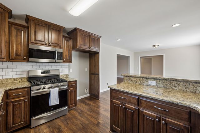525 Bob Perry Rd, Bethpage, TN 37022