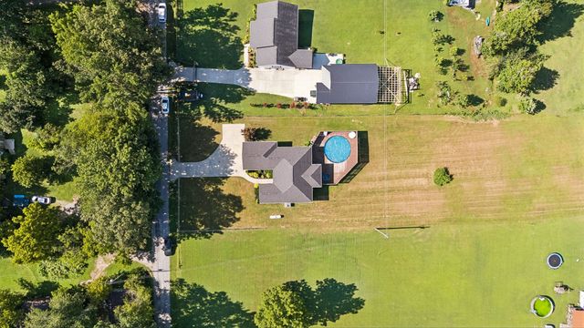 525 Bob Perry Rd, Bethpage, TN 37022