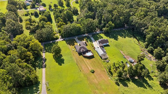 525 Bob Perry Rd, Bethpage, TN 37022