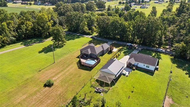 525 Bob Perry Rd, Bethpage, TN 37022