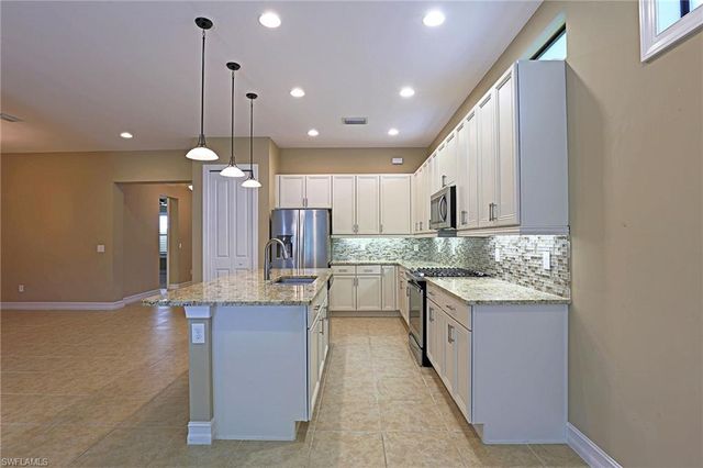 8181 Venetian Pointe DR, Fort Myers, FL 33908