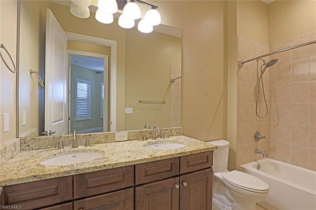 8181 Venetian Pointe DR, Fort Myers, FL 33908