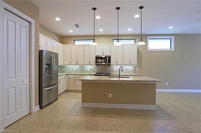 8181 Venetian Pointe DR, Fort Myers, FL 33908