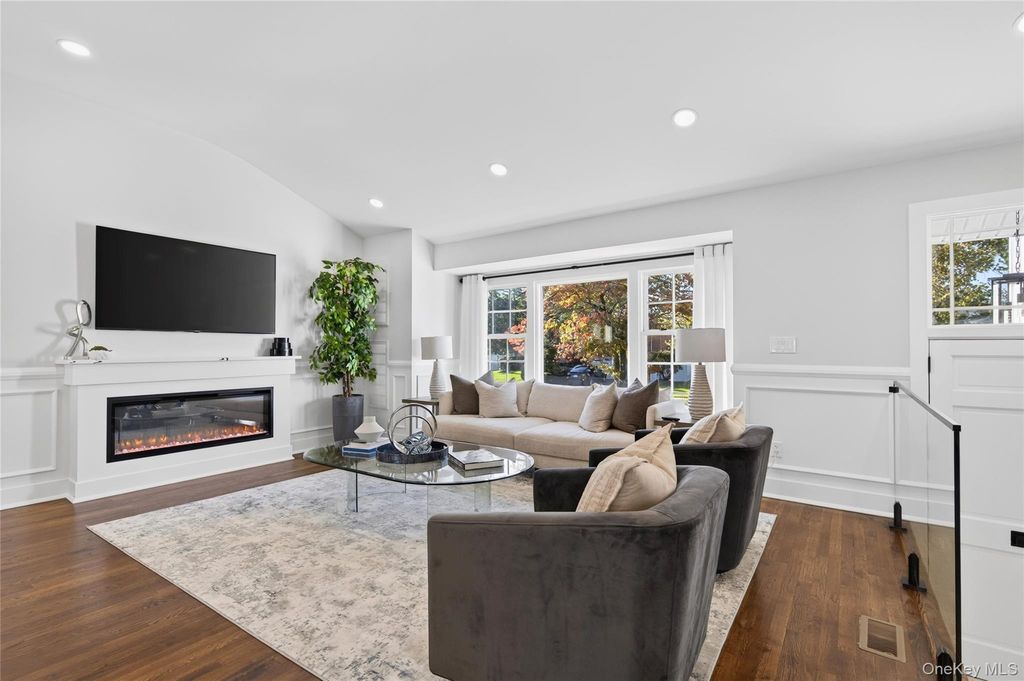 10 Flower Lane, Jericho, NY 11753 — photo 3
