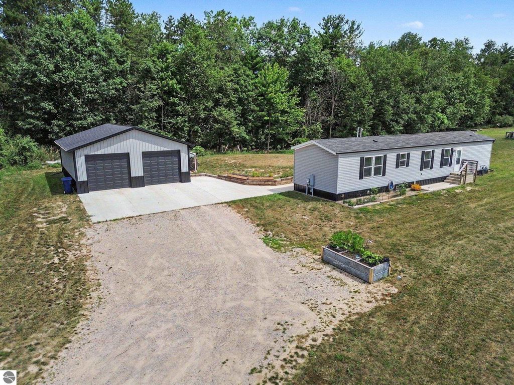 Image 2 of property listing at 8985 S Fordyce Road, Shepherd, MI 48883