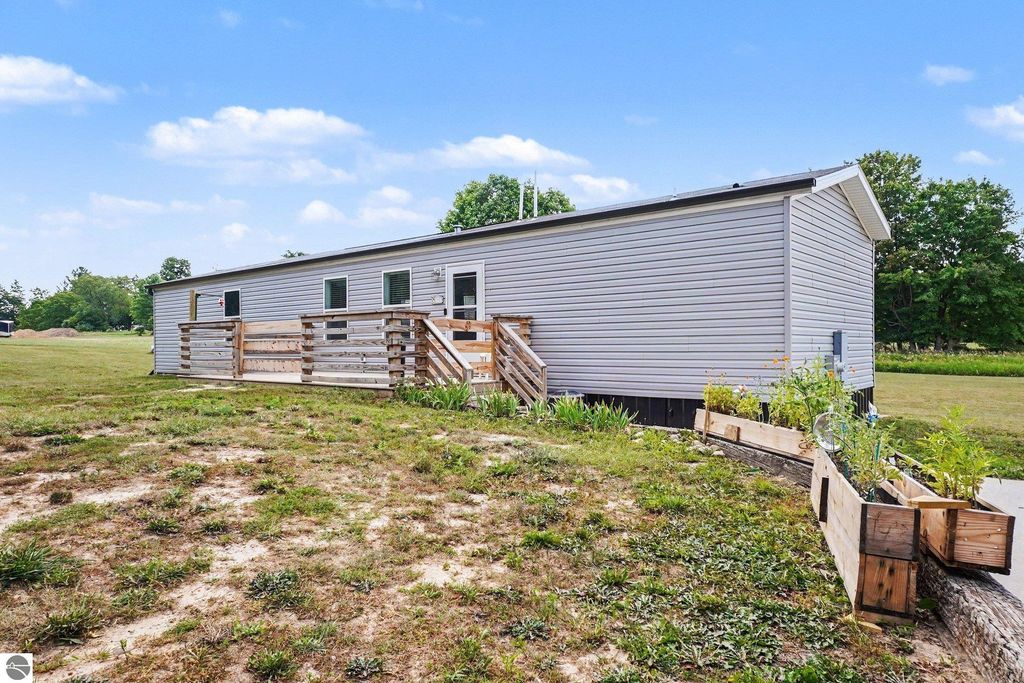 Image 20 of property listing at 8985 S Fordyce Road, Shepherd, MI 48883