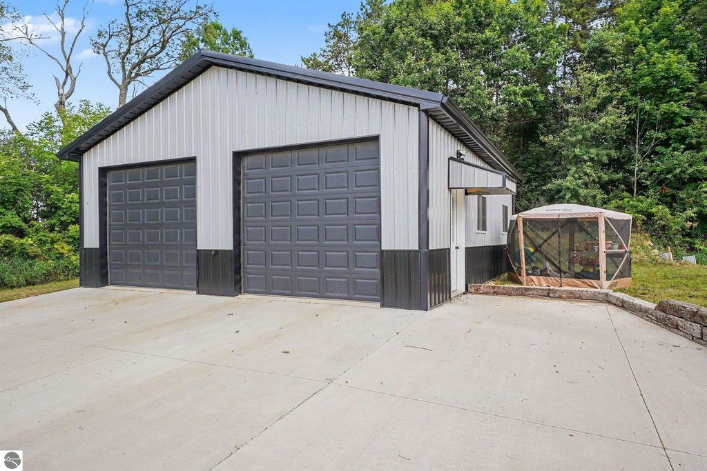 Image 22 of property listing at 8985 S Fordyce Road, Shepherd, MI 48883
