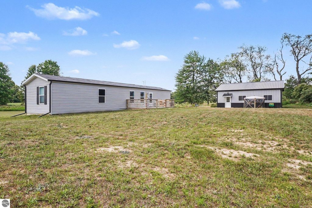 Image 26 of property listing at 8985 S Fordyce Road, Shepherd, MI 48883