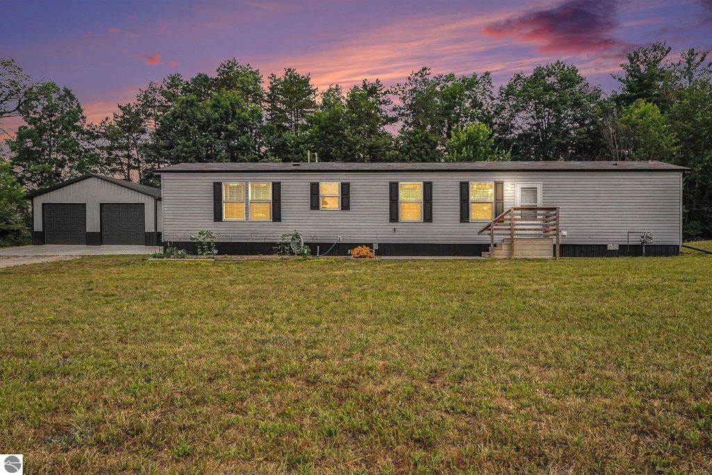 Image 3 of property listing at 8985 S Fordyce Road, Shepherd, MI 48883