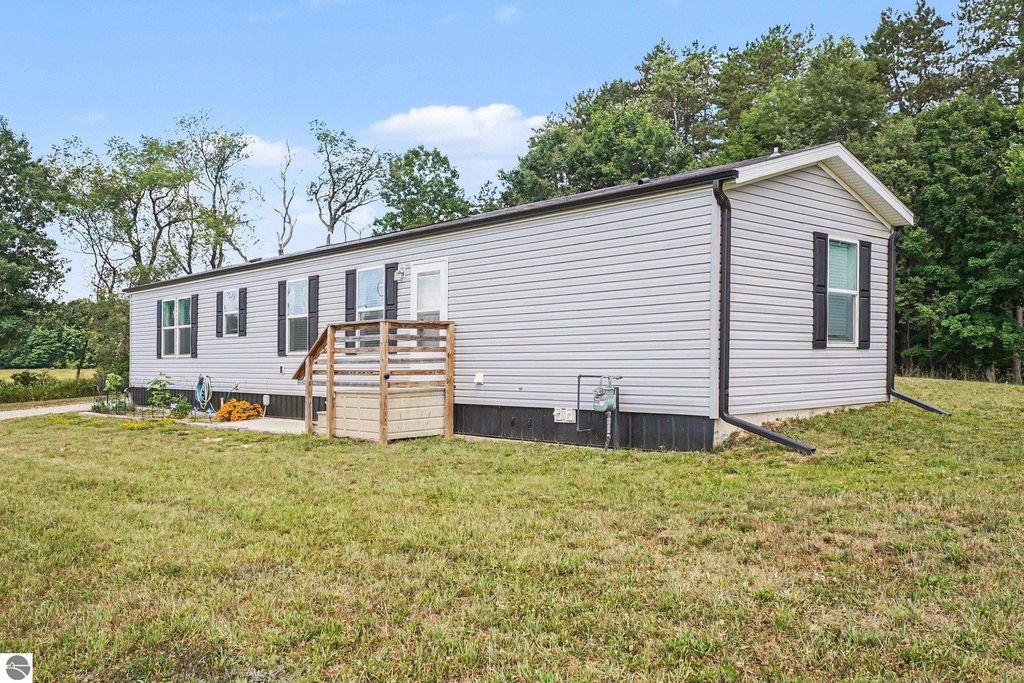 Image 31 of property listing at 8985 S Fordyce Road, Shepherd, MI 48883