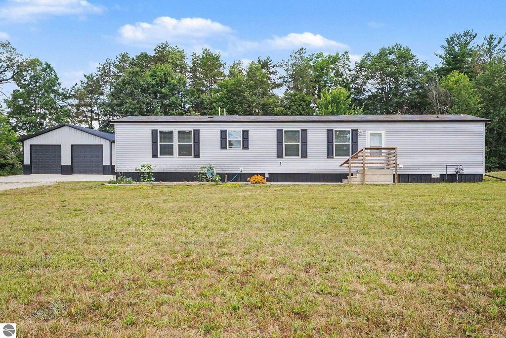 Image 4 of property listing at 8985 S Fordyce Road, Shepherd, MI 48883