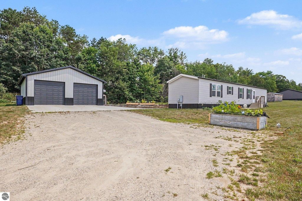 Image 5 of property listing at 8985 S Fordyce Road, Shepherd, MI 48883