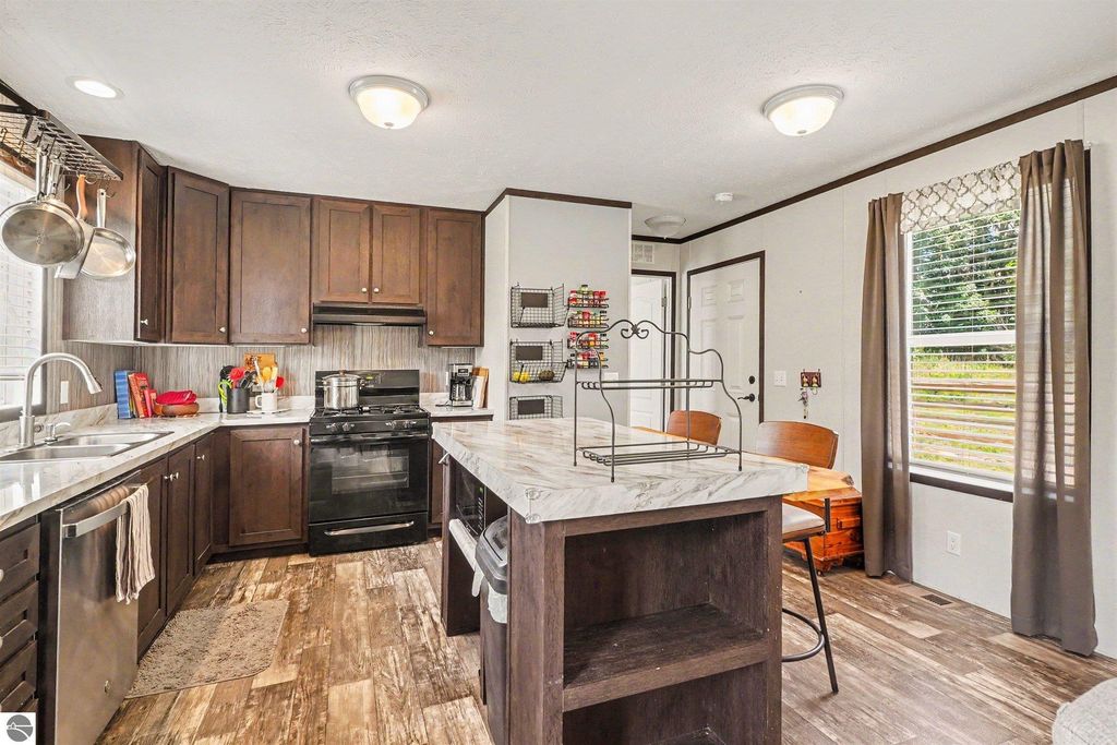Image 9 of property listing at 8985 S Fordyce Road, Shepherd, MI 48883