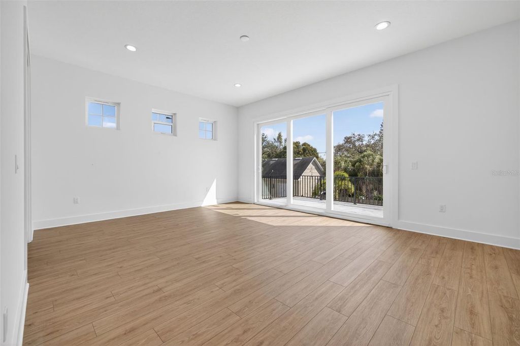 Image 23 of property listing at 842 30TH AVENUE, St Petersburg, FL 33704