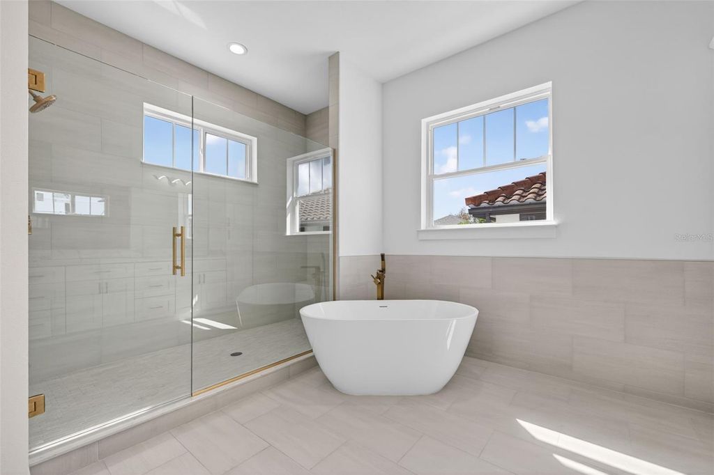 Image 26 of property listing at 842 30TH AVENUE, St Petersburg, FL 33704