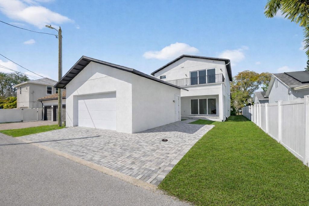 Image 31 of property listing at 842 30TH AVENUE, St Petersburg, FL 33704