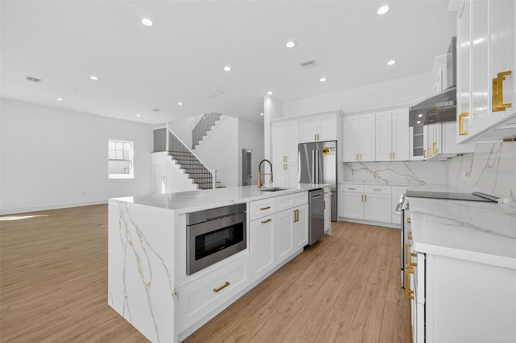 Image 5 of property listing at 842 30TH AVENUE, St Petersburg, FL 33704