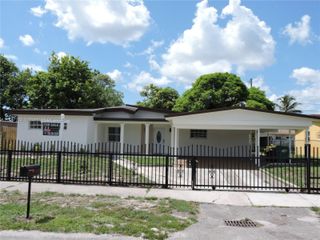 2040 NW 185th Ter, Miami Gardens, FL 33056