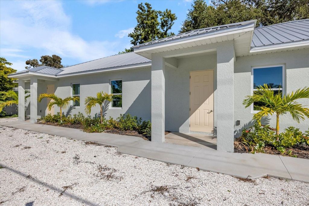 Image 34 of property listing at 3525 MCINTOSH ROAD, Sarasota, FL 34232