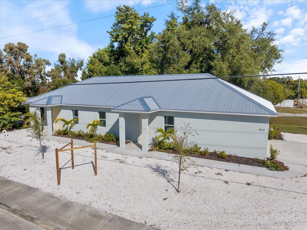 Image 5 of property listing at 3525 MCINTOSH ROAD, Sarasota, FL 34232