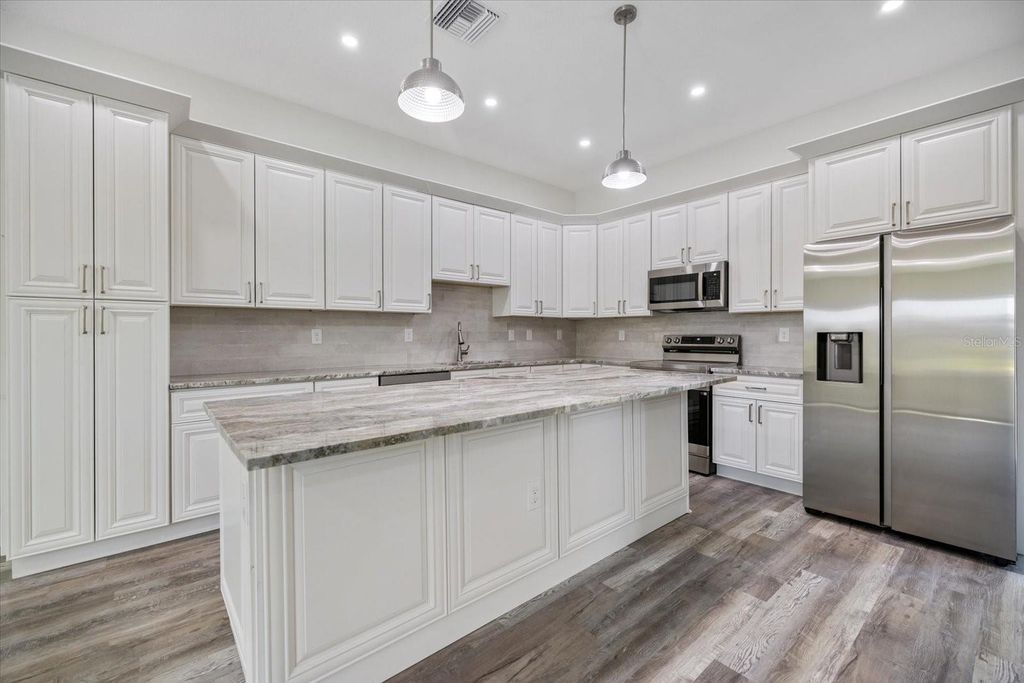 Image 9 of property listing at 3525 MCINTOSH ROAD, Sarasota, FL 34232