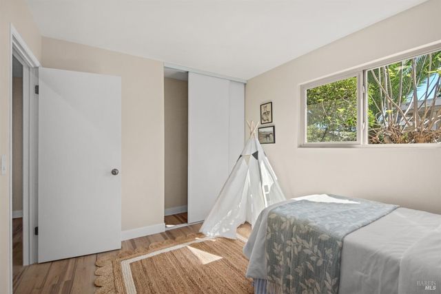 1521 Ditty Ave, Santa Rosa, CA 95403