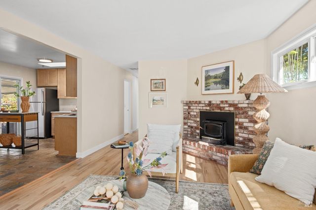 1521 Ditty Ave, Santa Rosa, CA 95403