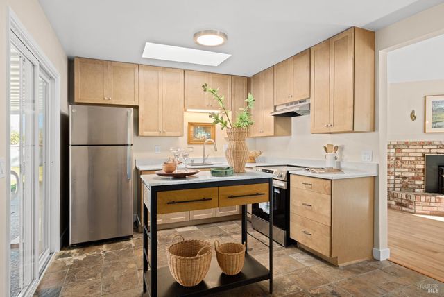 1521 Ditty Ave, Santa Rosa, CA 95403