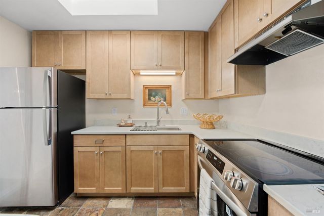 1521 Ditty Ave, Santa Rosa, CA 95403