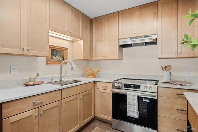 1521 Ditty Ave, Santa Rosa, CA 95403