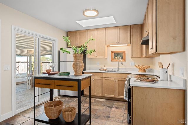 1521 Ditty Ave, Santa Rosa, CA 95403