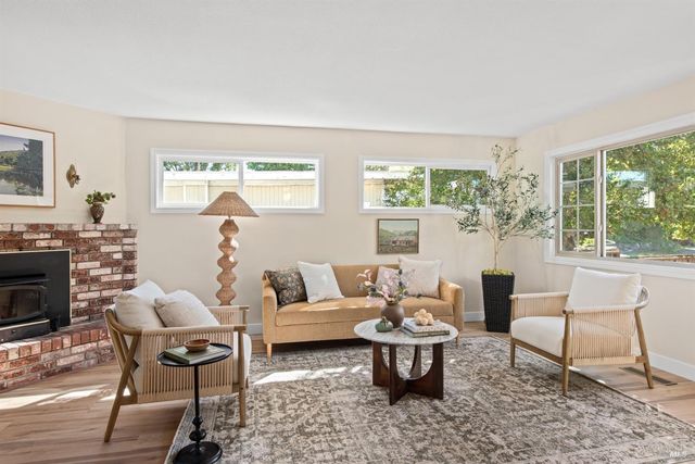 1521 Ditty Ave, Santa Rosa, CA 95403