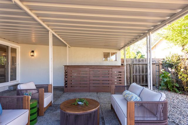 1521 Ditty Ave, Santa Rosa, CA 95403