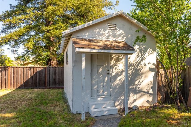1521 Ditty Ave, Santa Rosa, CA 95403