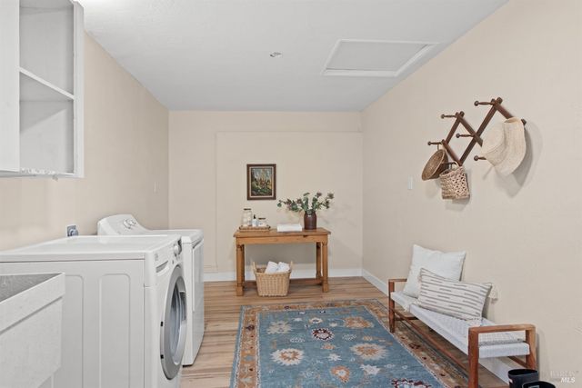 1521 Ditty Ave, Santa Rosa, CA 95403